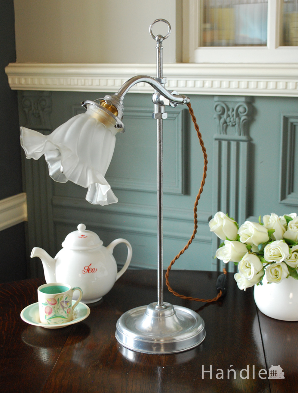 イギリスのアンティーク照明、 お花の形のガラスシェードが付いたテーブルランプ（スタンドライト）(E17シャンデリア球付き) (k-4241-z)