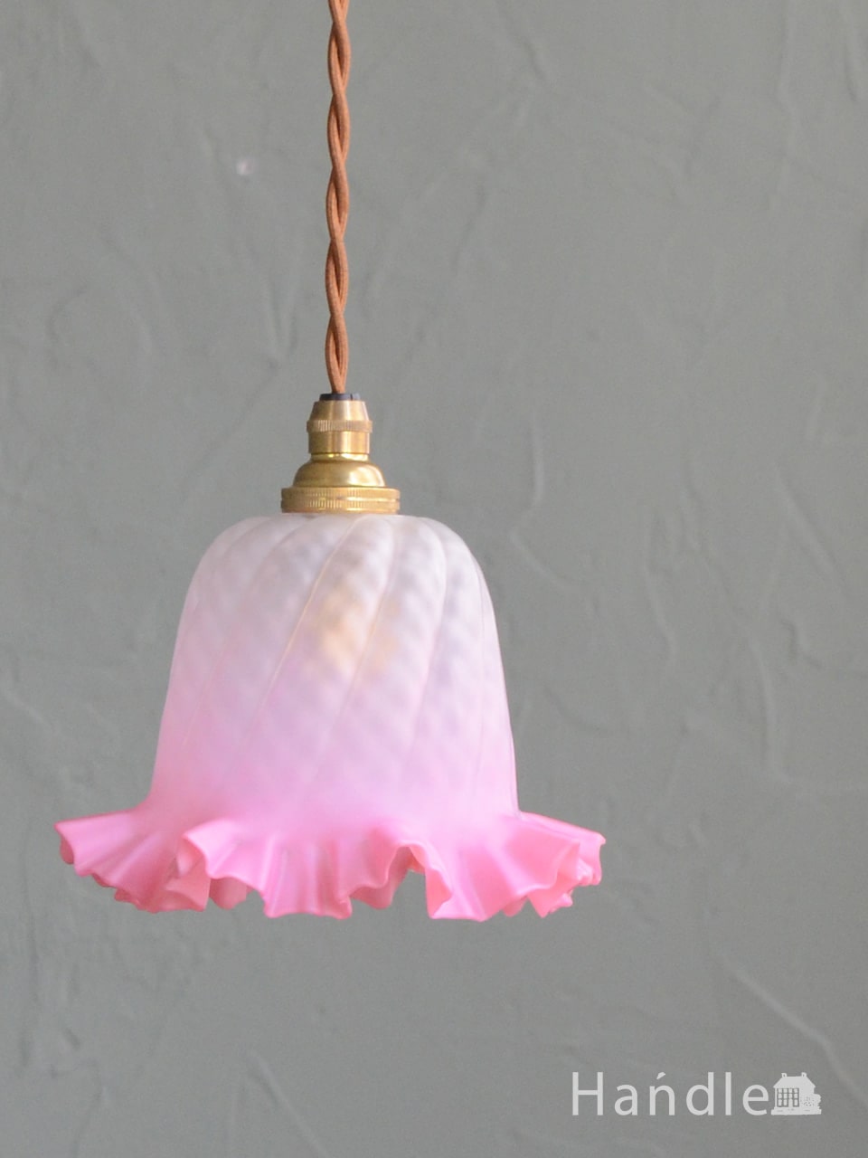 イギリスのおしゃれな照明、ピンク色のフリルが可愛いアンティークのペンダントライト(コード・シャンデリア電球・ギャラリーなし) (k-4846-z)