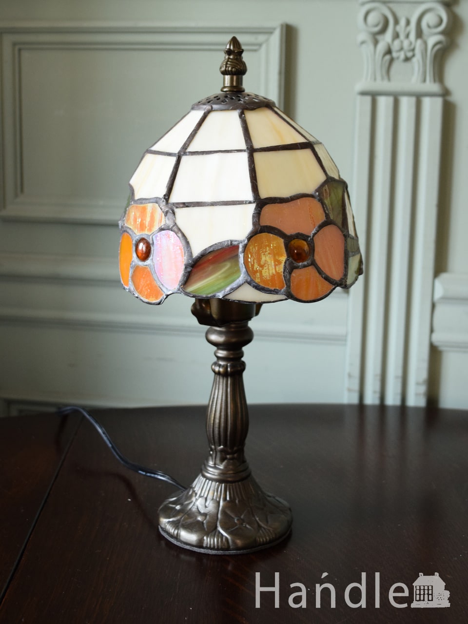 アンティーク調のおしゃれな照明、お花型のステンドグラス風のテーブルランプ（E17丸球付） (tl-0112)