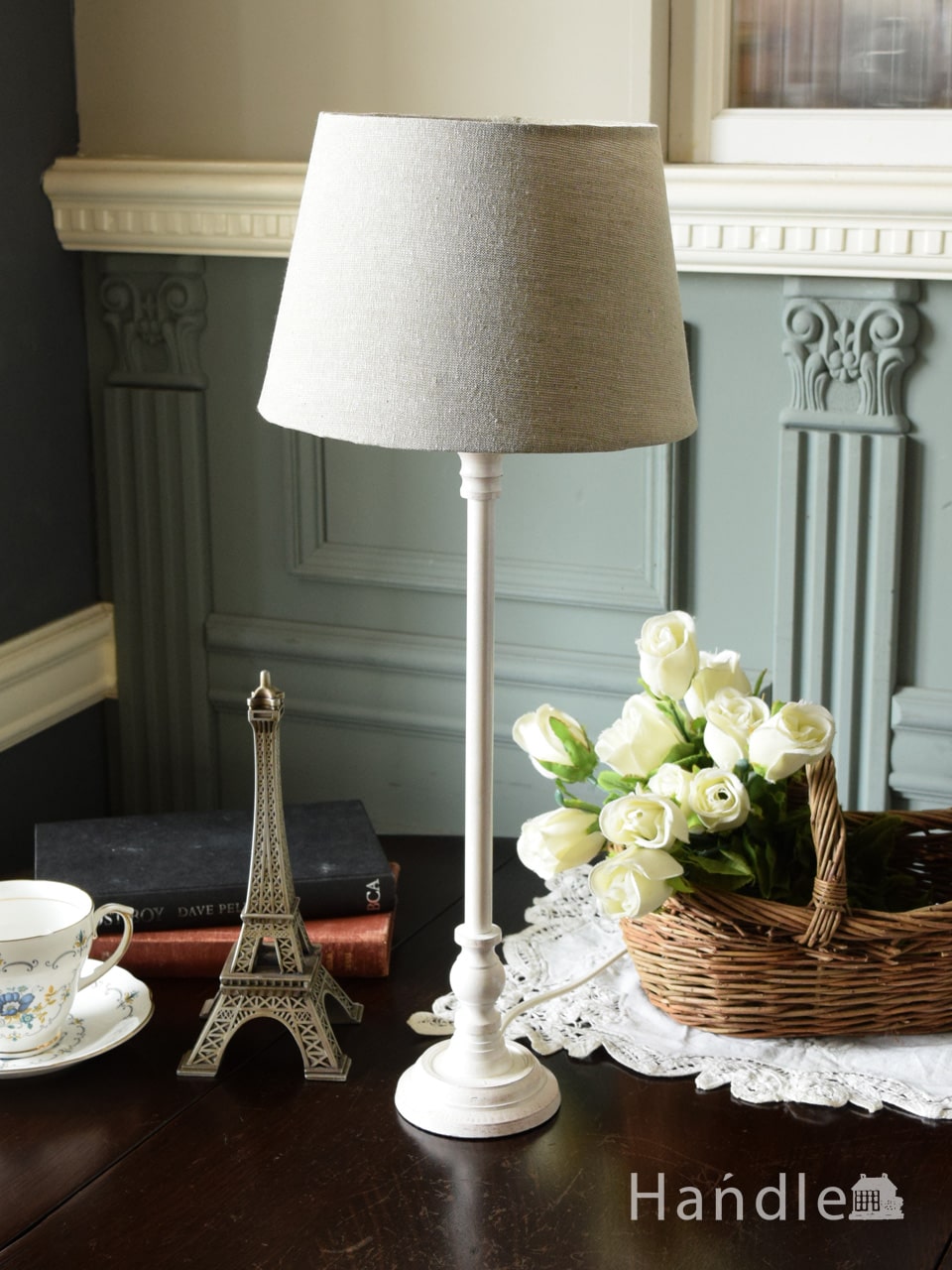 コントワール・ドゥ・ファミーユの白いテーブルライト、フレンチアンティーク調のおしゃれな照明(E26球付・ホワイト) (cf-1537)