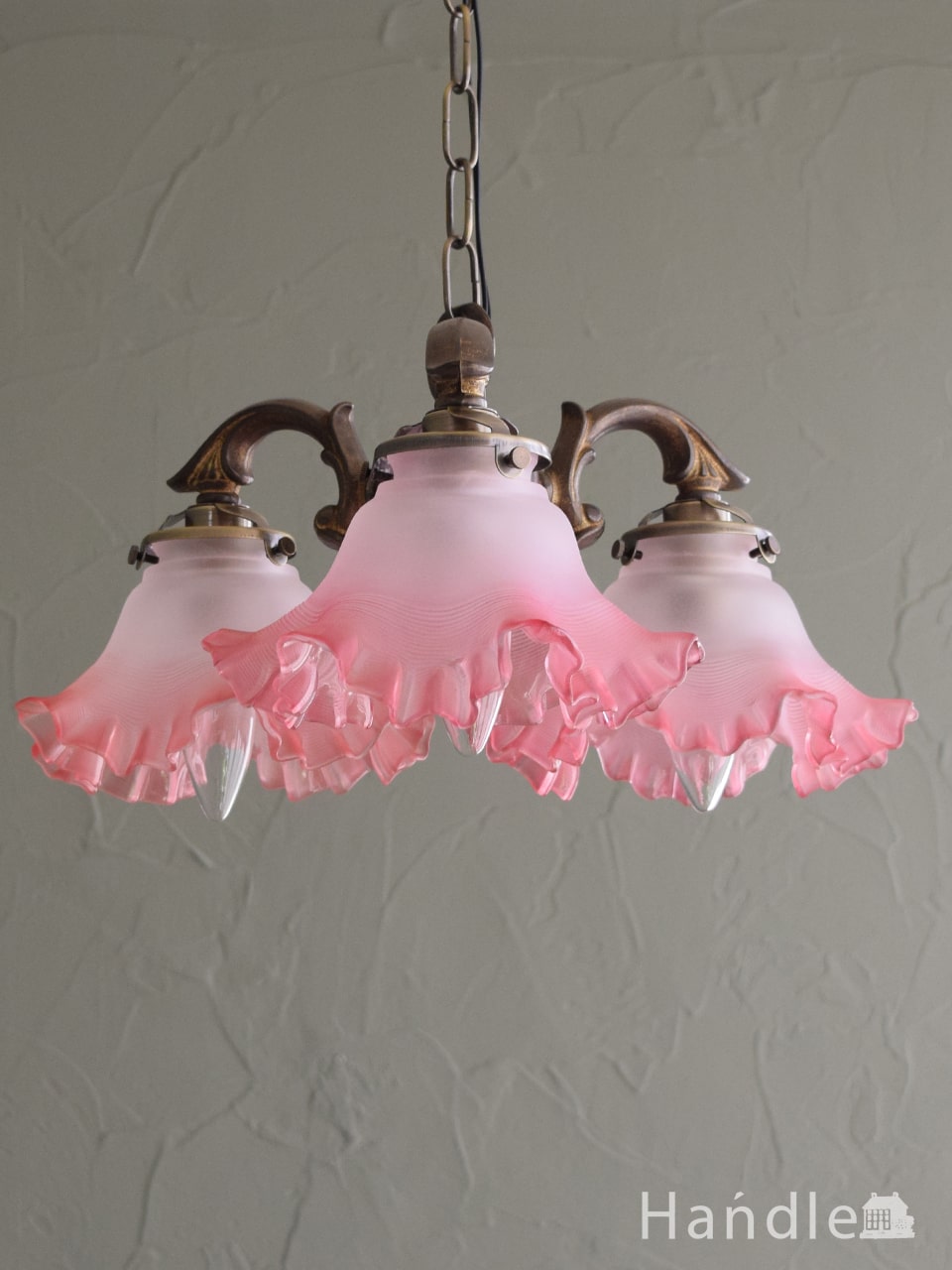 アンティーク風のおしゃれなシャンデリア、ピンクのシェードが可愛い照明器具（アンティーク色・3灯・電球なし） (cr-544-a)