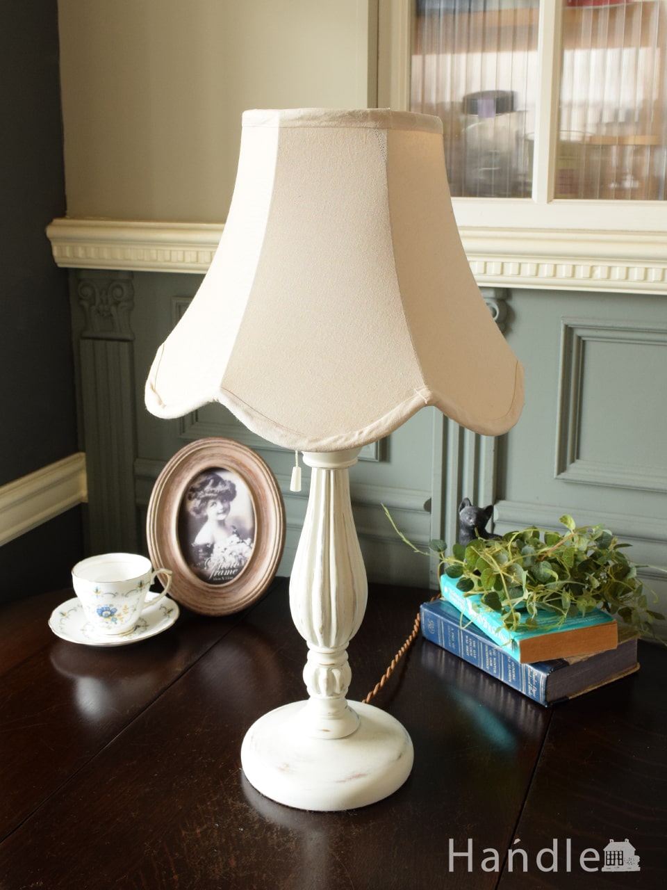 アンティーク風のおしゃれなテーブルランプ、フレンチシャビーシックな白いスタンドライト(n18-543)｜照明おしゃれ