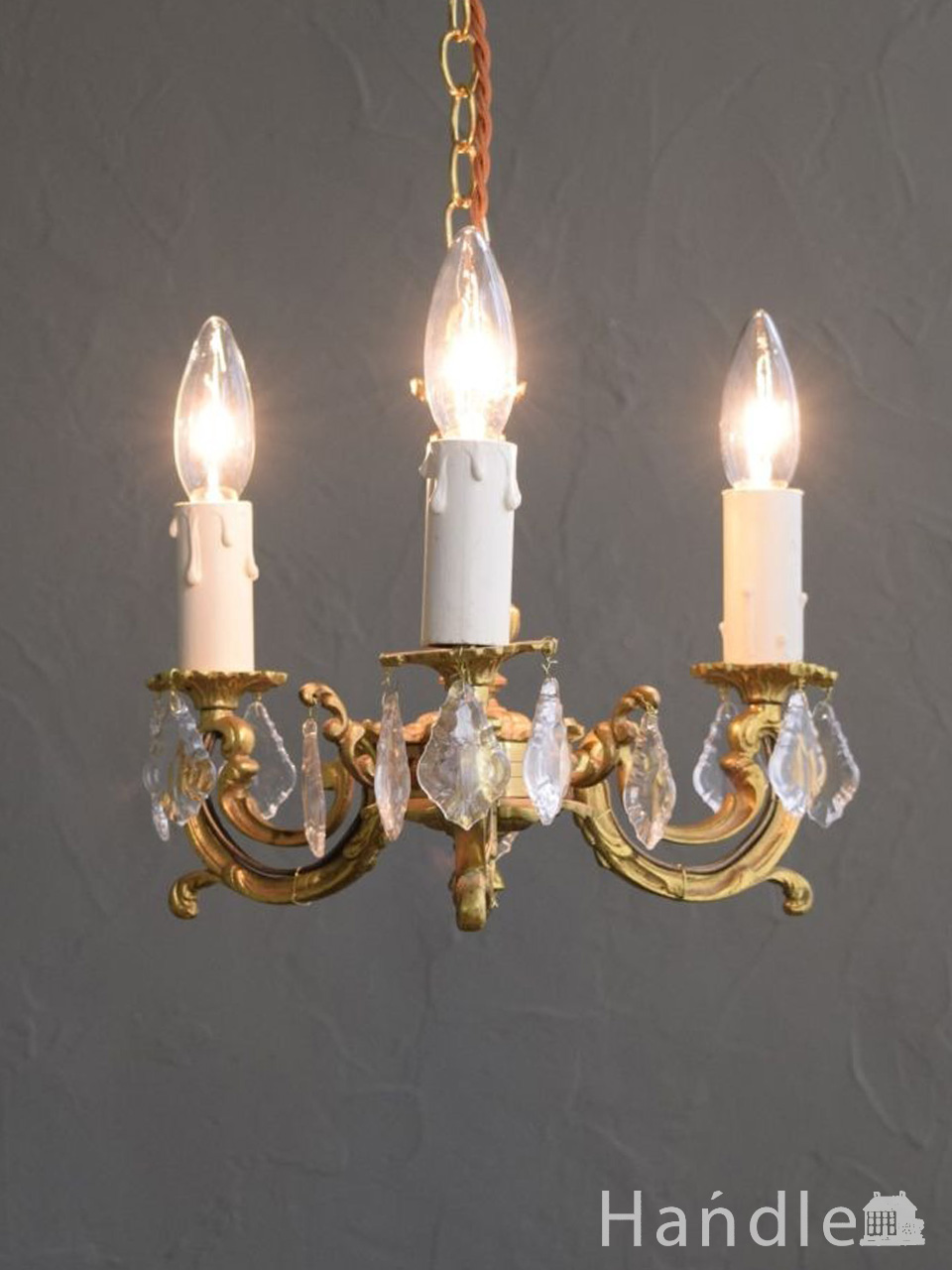 英国アンティークの3灯シャンデリア、ガラスが輝く真鍮製の照明(E17