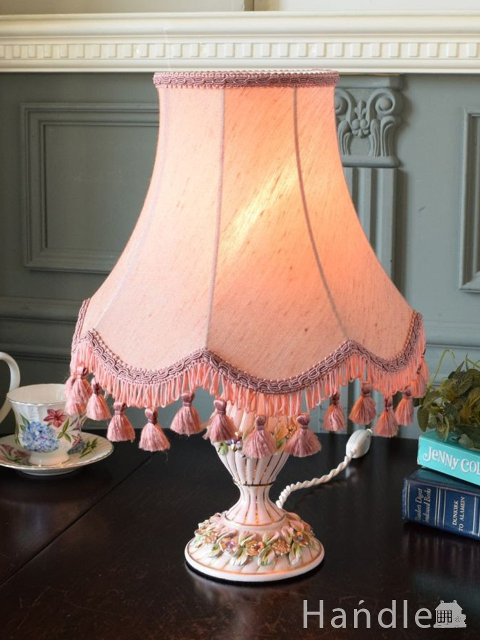 アンティークのテーブルランプ、お花の装飾が可愛いフランスの照明(E17