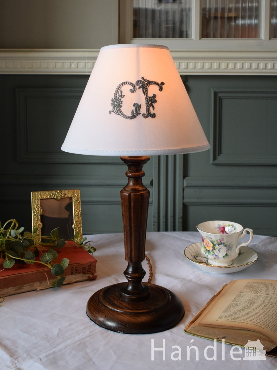 英国から届いたアンティークの照明器具、挽き物の支柱が美しい木製のテーブルランプ（E17シャンデリア球付） (k-5423-z)
