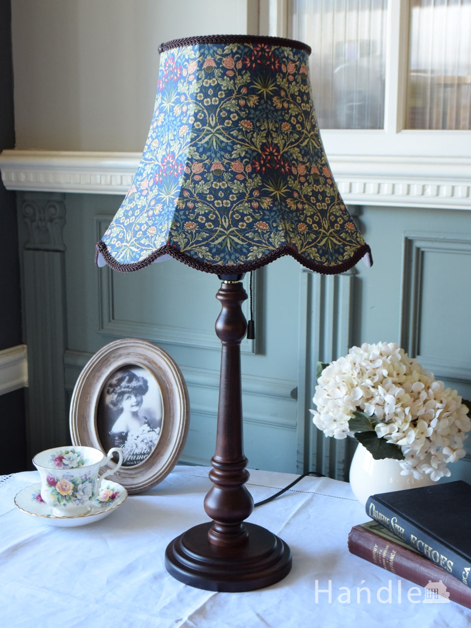 丸形ランプ台の巾２１ｃｍ紅梅の筒型ランプ