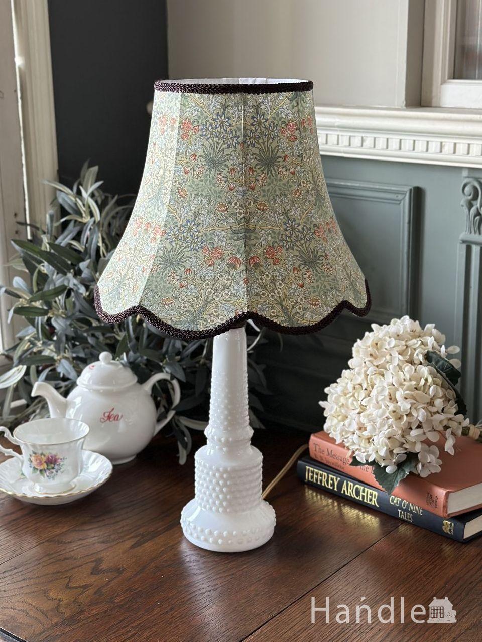 英国輸入のアンティーク照明、ツイストがキレイな木製のテーブルランプ 