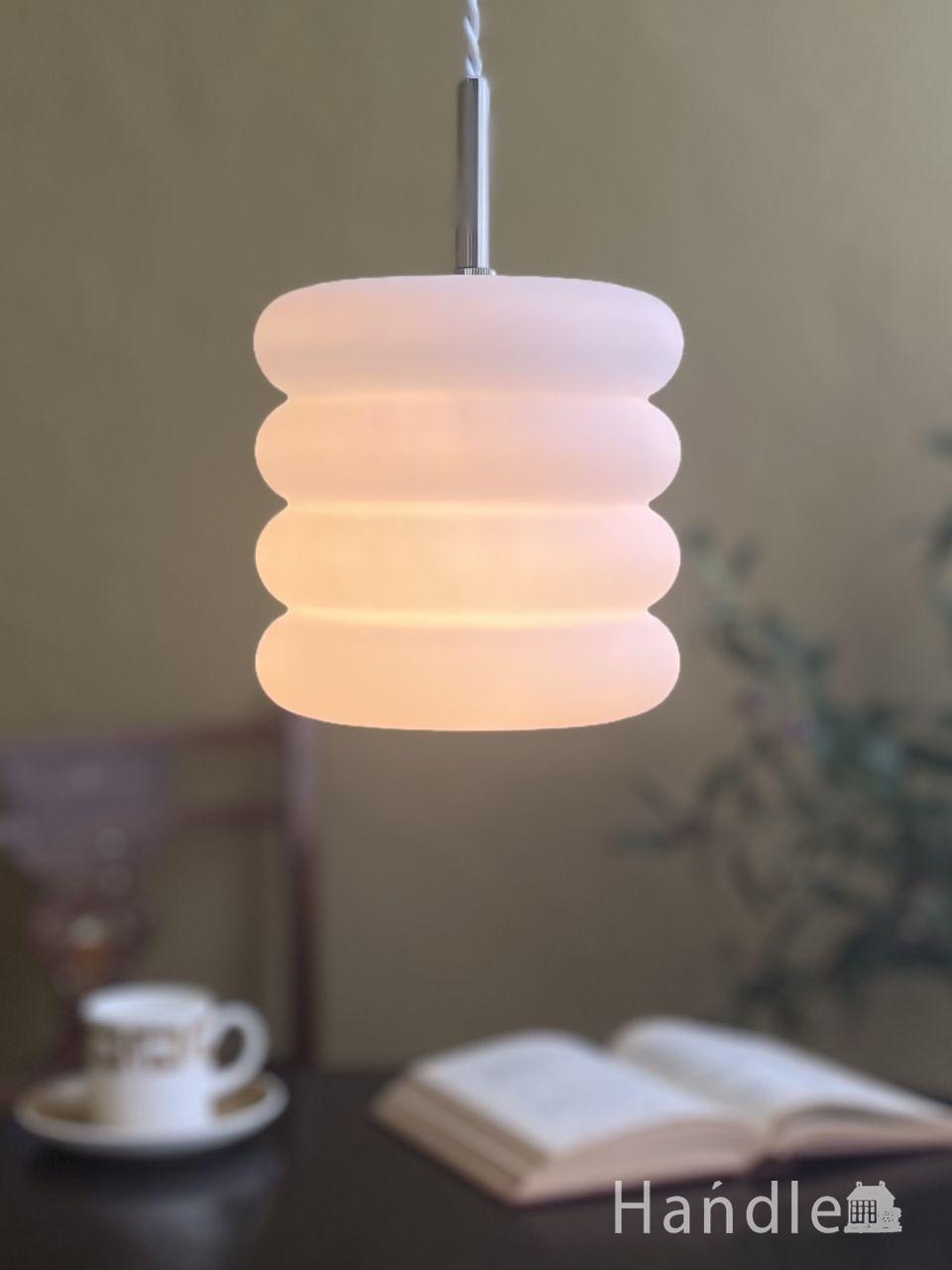 北欧スタイルの白いペンダントライト、幾何学模様のガラスシェードの照明器具