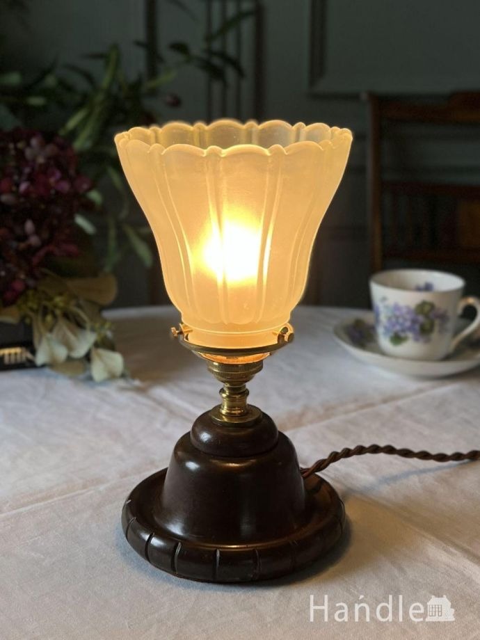 木製の土台がおしゃれなアンティークのテーブルランプ、お花の形のガラスシェードを合わせた可愛い照明 (k-6001-z)