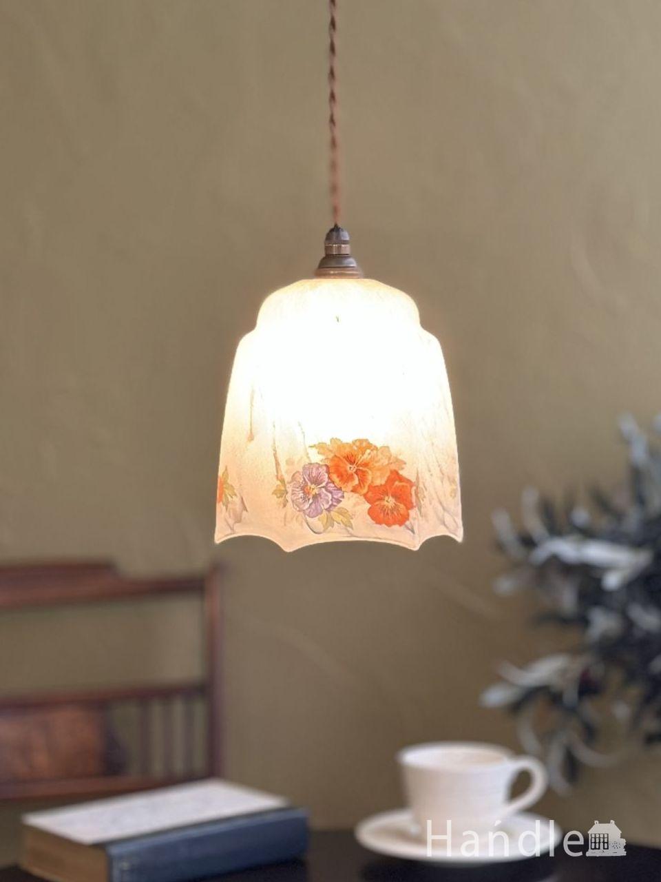パンジーが描かれた可愛らしい照明器具、アンティークガラスのペンダントライト