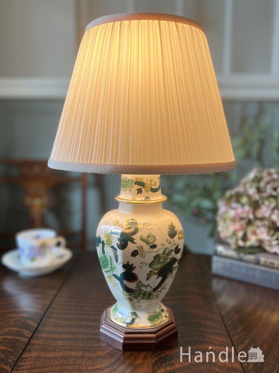 グリーン色のシノワズリデザインが美しい、英国アンティークのスタンドライト照明