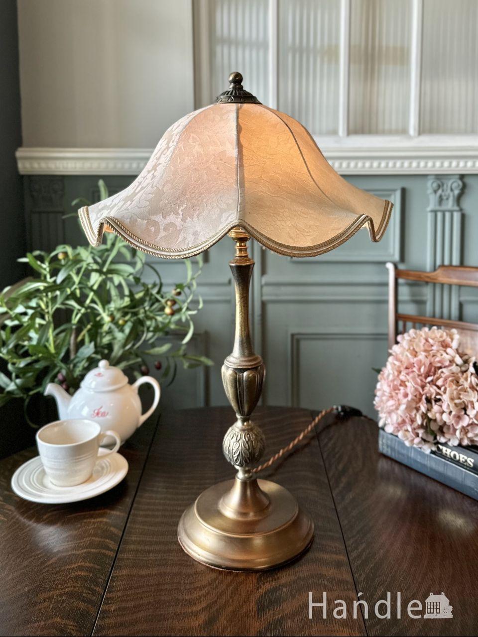 イギリスから届いた真鍮製のテーブルランプ、優雅なフォルムのシェードが付いたアンティークの照明
