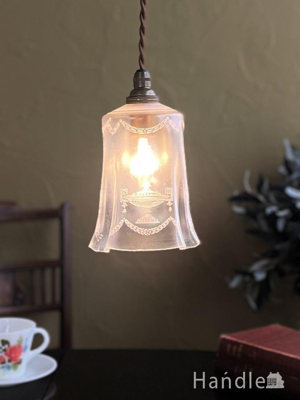 エッジングで描いた美しいガーランド模様、英国アンティークのネオクラシックな照明