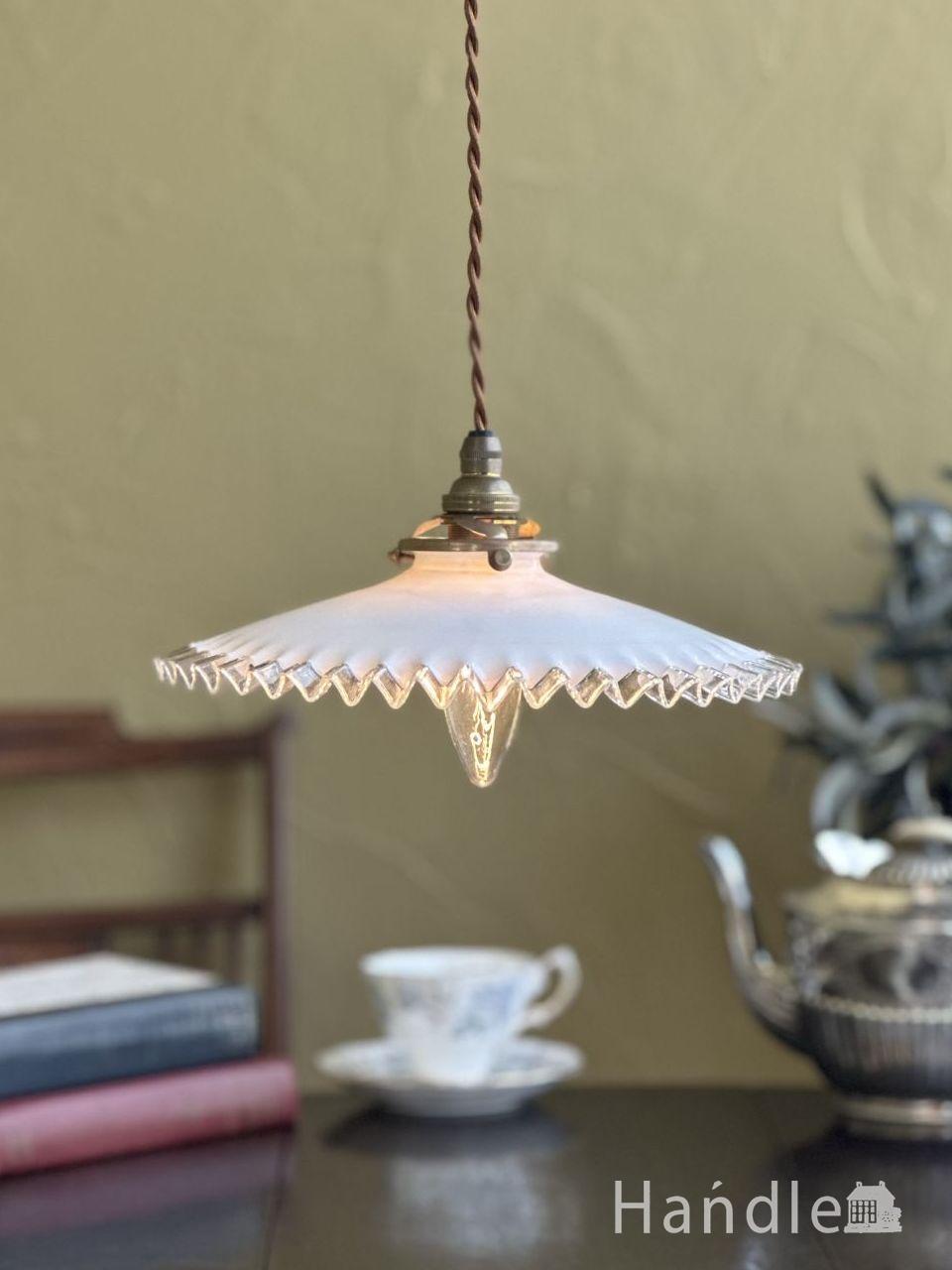 ミルク色のアンティークガラスの照明、フランスから届いたフリルペンダントライト
