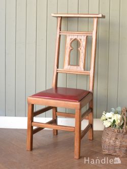 アンティークチェア・椅子 チャーチチェア アンティークのチャーチチェア、ポインテッドアーチの背もたれがおしゃれなオーク材のチャペルチェア（赤）
