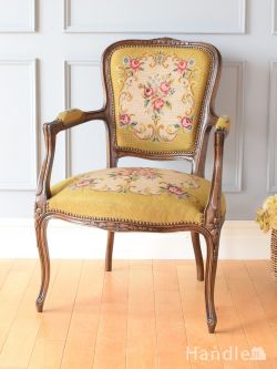 アンティークチェア・椅子 パーソナルソファ フランスのアンティークチェア、プチポワンの刺繍が美しいおしゃれなアームチェア