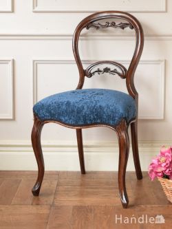 アンティークチェア・椅子 サロンチェア ウォールナット材のアンティークの椅子、透かし彫りが美しいバルーンバックチェア