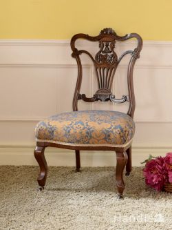 イギリスらしいアンティークの椅子、透かし彫りが美しいマホガニー材のナーシングチェア