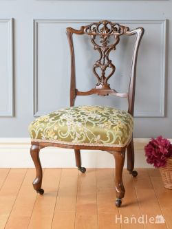 イギリスらしいアンティークの椅子、透かし彫りが美しいナーシングチェア