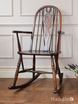 アンティークチェア・椅子 パーソナルソファ アンティークのロッキングチェア、ホイールバックの背もたれが可愛い椅子