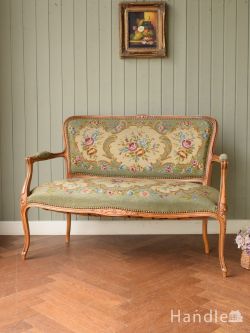プチポワンの刺繍が美しいアンティークの長椅子、フランスから届いた優雅なセティ