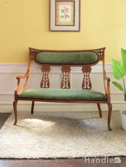 アンティークチェア・椅子 アンティークベンチ・セティ 英国のアンティークセティ、繊細な彫刻が美しいアーム付き長椅子（ソファ）