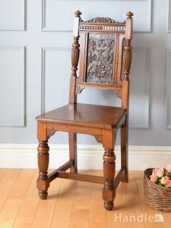 英国のアンティークチェア、彫りの装飾がたっぷり施されたオーク材の椅子（ホールチェア）