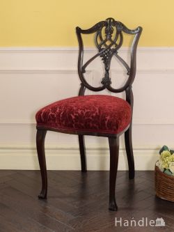 アンティークの美しい椅子、背もたれの装飾が美しいアンティークのサロンチェア