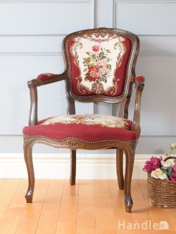 アンティークチェア・椅子 パーソナルソファ 落ち着いた深紅色のが美しいアンティークのアームチェア、華やかなお花の刺繍のプチポワンチェア