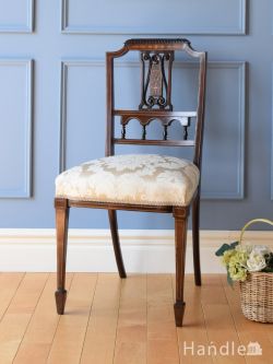 アンティークチェア・椅子 サロンチェア 英国アンティークの椅子、透かし彫りと象嵌が美しいマホガニー材のサロンチェア