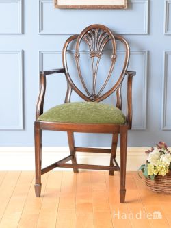 アンティークチェア・椅子 サロンチェア 盾型のモチーフがおしゃれな椅子、英国アンティークのヘップルホワイトアームチェア