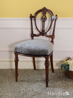 英国から届いた美しいアンティークの椅子、ウォールナットの高級感漂うサロンチェア