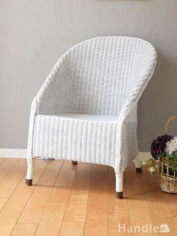 アンティークチェア・椅子 パーソナルソファ イギリスから届いた白いロイドルームチェア、丸いフォルムが可愛いアンティークの椅子