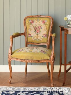 アンティークチェア・椅子 パーソナルソファ フランスのおしゃれなアンティークチェア、プチポワンの刺繍が美しいアームチェア
