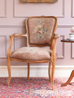 アンティークチェア・椅子 パーソナルソファ フランスアンティークのおしゃれな一人掛け椅子、お花の刺繍が華やかなプチポワンのパーソナルチェア