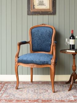 アンティークチェア・椅子 パーソナルソファ フランスから届いたアンティークのアーム付き椅子、お花の装飾が美しいパーソナルチェア