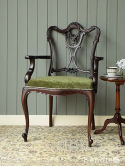 アンティークチェア・椅子 サロンチェア イギリスから届いたアンティークチェア、マホガニー材の美しいアーム付きの椅子