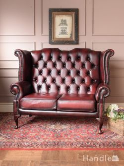 アンティークチェア・椅子 アンティークベンチ・セティ 英国アンティークの二人掛け革張りソファ、おしゃれなボタンダウンのウィングバックチェア