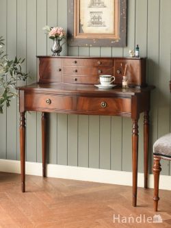 アンティーク家具 アンティークのデスク・書斎机 テーパードレッグが美しいマホガニー材の机、小さな引き出しが付いた英国アンティークのデスク
