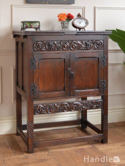 アンティーク家具 アンティークのキャビネット 英国のアンティークキャビネット、装飾の彫が美しいサイドボード