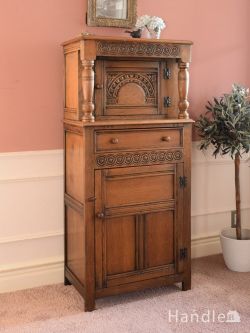 アンティーク家具  英国のアンティークキャビネット、お花の装飾の彫が美しいサイドボード