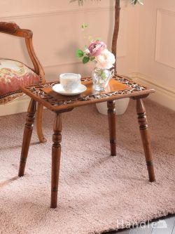 英国アンティークのテーブル、お花の彫刻が美しいコーヒーテーブル