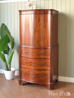 アンティーク家具 アンティークのキャビネット 英国アンティークのキャビネット、マホガニー材の木目が美しいサイドボード 