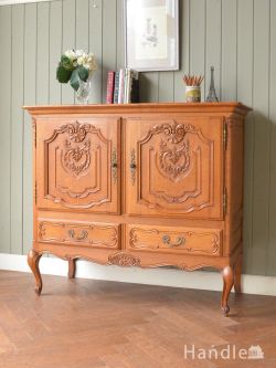 アンティーク家具 アンティークのキャビネット フランスのアンティークキャビネット、豪華な彫りが美しい猫脚のサイドボード