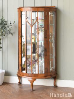 アンティーク家具 アンティークのキャビネット 英国のアンティーク家具、ガラスの模様とミラーがキラキラ輝くガラスキャビネット