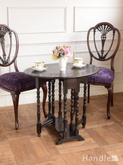 英国で見つけたアンティーク家具、脚の装飾のキレイなゲートレッグテーブル