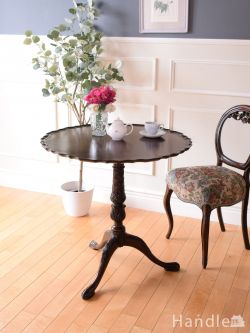 英国アンティークの家具、マホガニー材の杢目が美しいパイクラストのティルトップテーブル