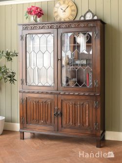 アンティーク家具 アンティークのキャビネット 英国のアンティーク家具、ステンドグラス扉のおしゃれなブックケース