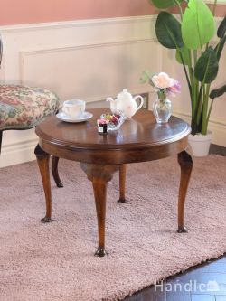 イギリスのアンティークのテーブル、丸い形が使いやすいコーヒーテーブル