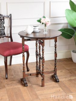 英国アンティークの折り畳みテーブル、脚の装飾がキレイなフォールディングテーブル